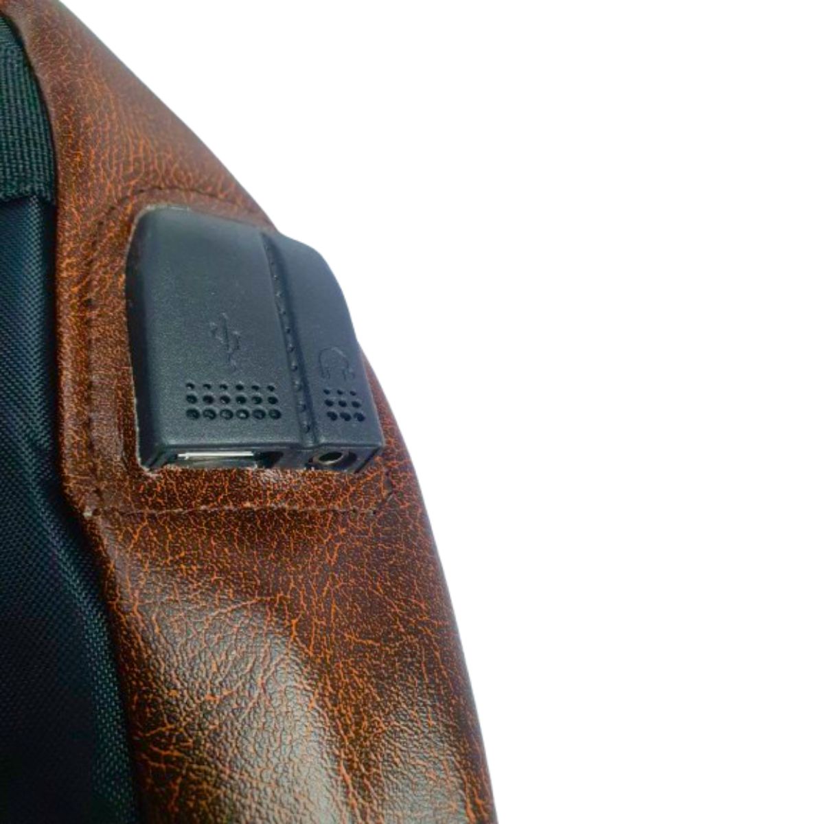 Mochila Masculina Couro Sintético Marrom Sport Com Entrada Cabo UBS e Fone Mochila Masculina Couro Sintético Marrom Sport Com Entrada Cabo UBS e Fone